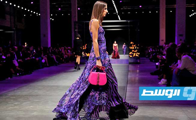 دار أزياء فيرساتشي الإيطالية تقدم مجموعتها للربيع المقبل في أسبوع الموضة في ميلانو (الإنترنت)