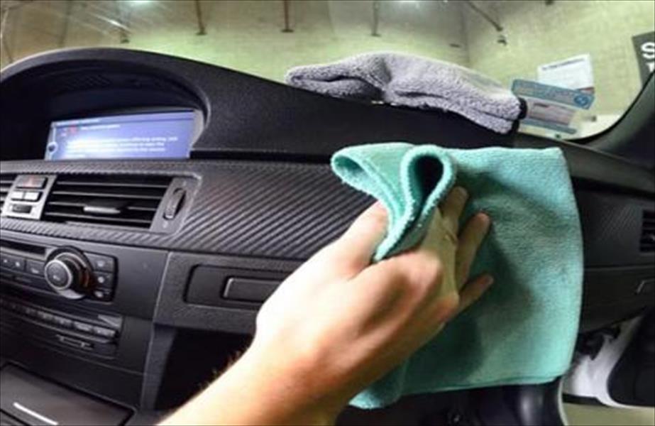 بالفيديو: طريقة غريبة لتنظيف تابلوه السيارة