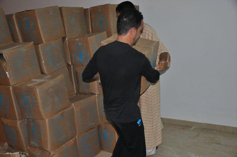 توزيع مساعدات غذائية على 300 أسرة نازحة في ترهونة