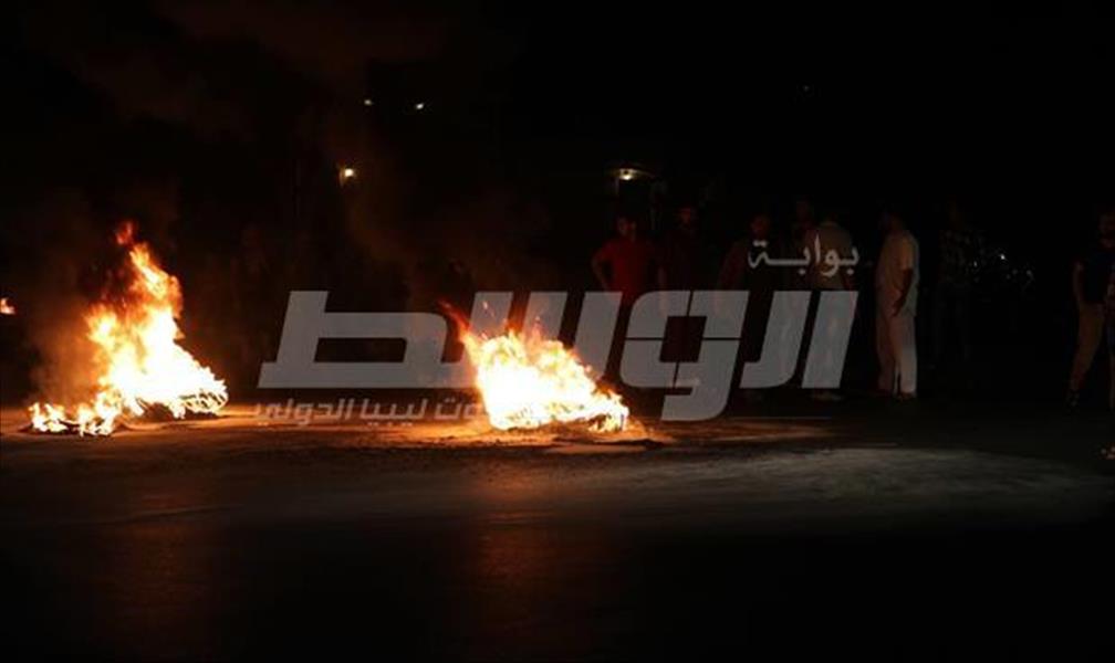 سكان في الهلال النفطي يتظاهرون احتجاجًا على قصف مواقع لحرس المنشآت