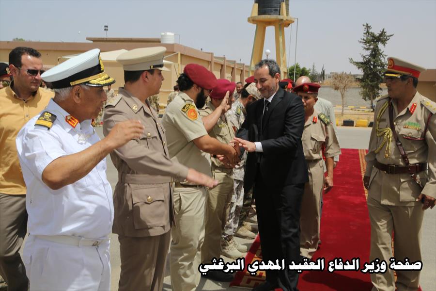 بالصور .. وزير الدفاع يستلم مقر وزارة الدفاع في طرابلس