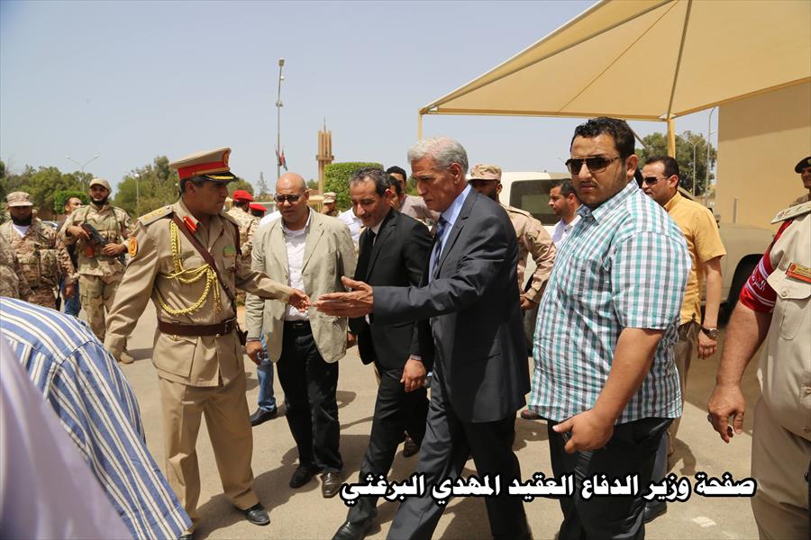 بالصور .. وزير الدفاع يستلم مقر وزارة الدفاع في طرابلس