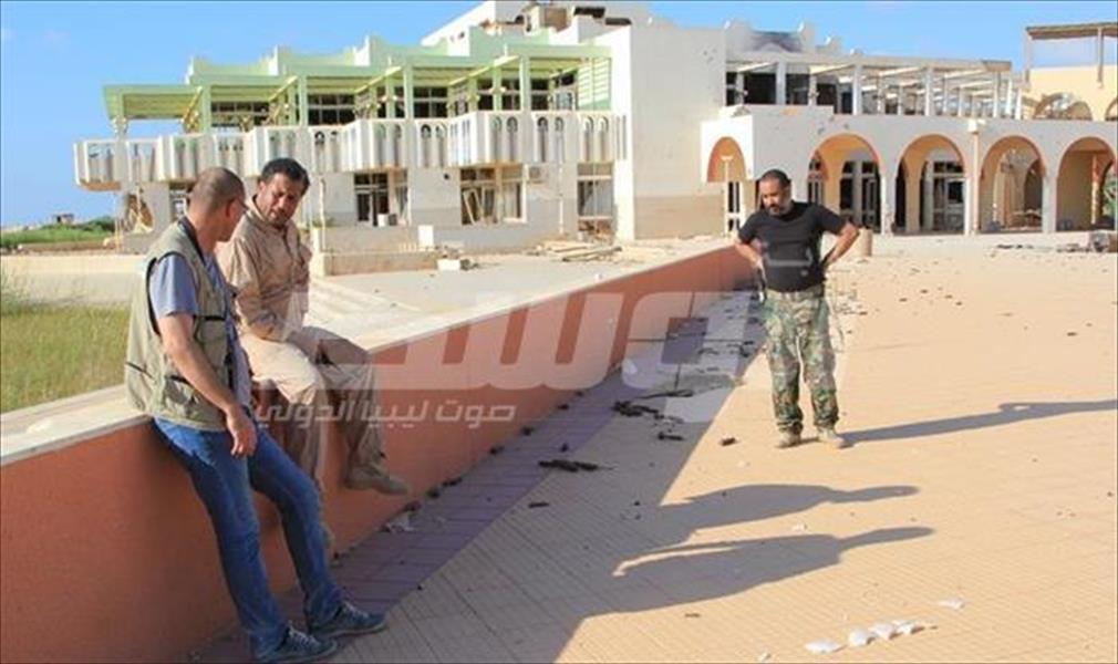بالصور: «بوابة الوسط» تتجول بمنطقة عمارات قاريونس والقرية السياحية في بنغازي بعد تحريرها