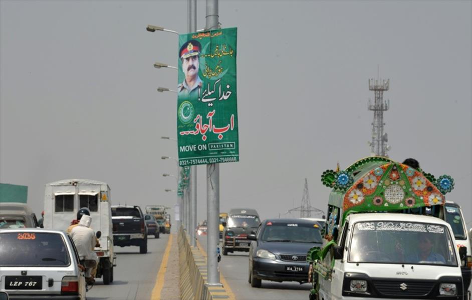 ملصقات في باكستان تدعو إلى انقلاب عسكري