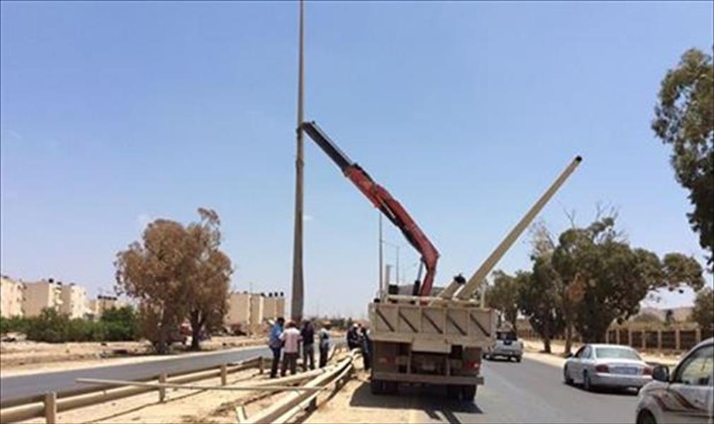 تركيب أعمدة إنارة جديدة بطريق المطار في بنغازي