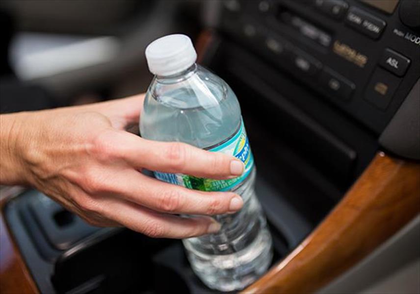 الجوال وزجاجة الماء خطر أثناء القيادة