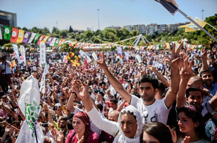 آلاف المؤيدين للأكراد يرفضون الانقلاب و«الطوارئ»