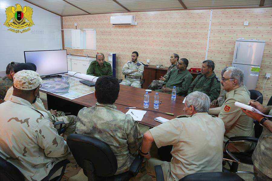 بالصور: حفتر يجتمع بقادة المحاور القتالية في غرفة العمليات ببنينا
