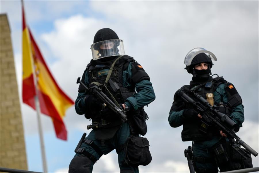 توقيف مغربيين في إسبانيا للاشتباه في «تمويلهما الإرهاب»