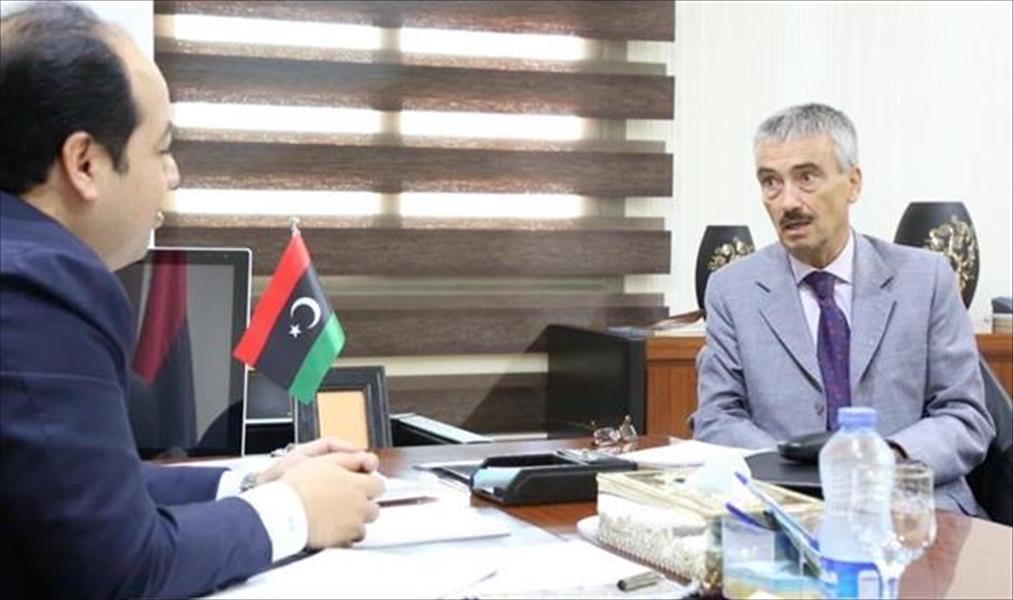 معيتيق يلتقي السفير البريطاني لدى ليبيا في طرابلس