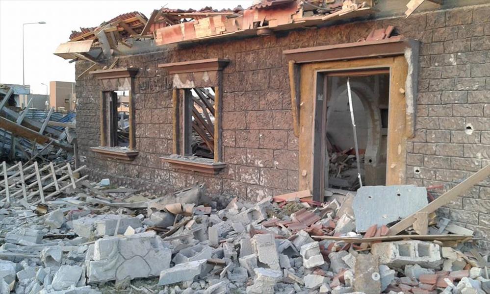 جرح مدنيين اثنين وتدمير منزلين جراء القصف الجوي على درنة