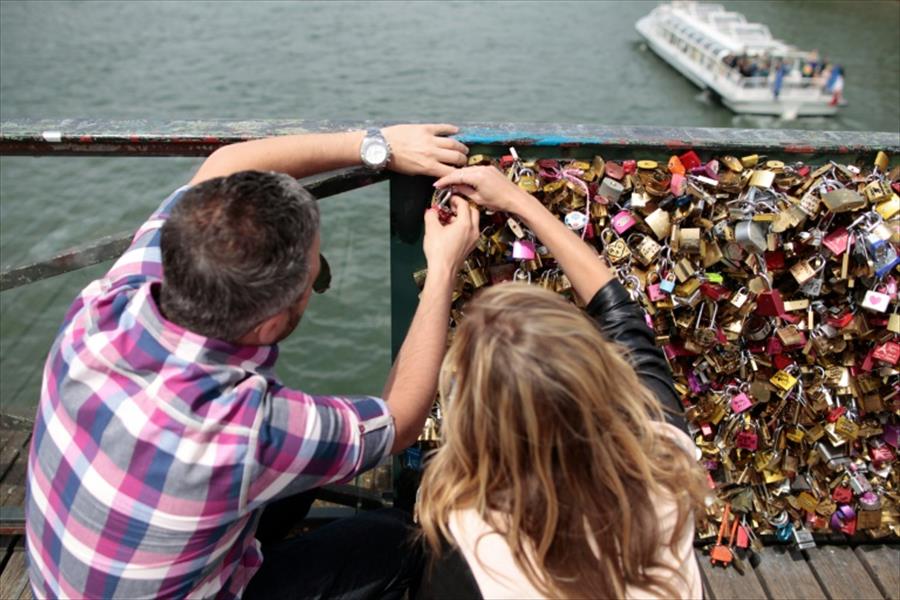 حملة ضد أقفال الحب على جسور باريس