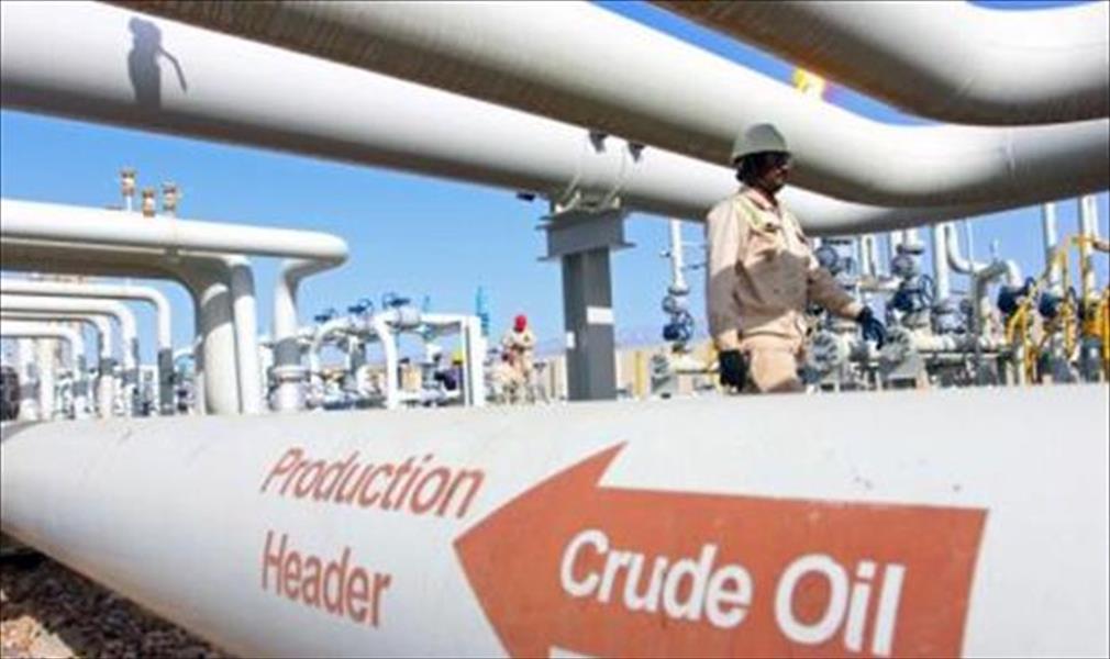 «وفرة المعروض» تجبر أسعار النفط على التراجع