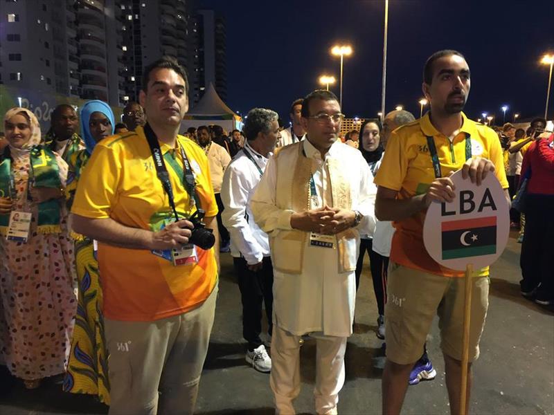 العداء محمد حريزي يحمل العلم الليبي في حفل افتتاح اولمبياد «ريو 2016 »
