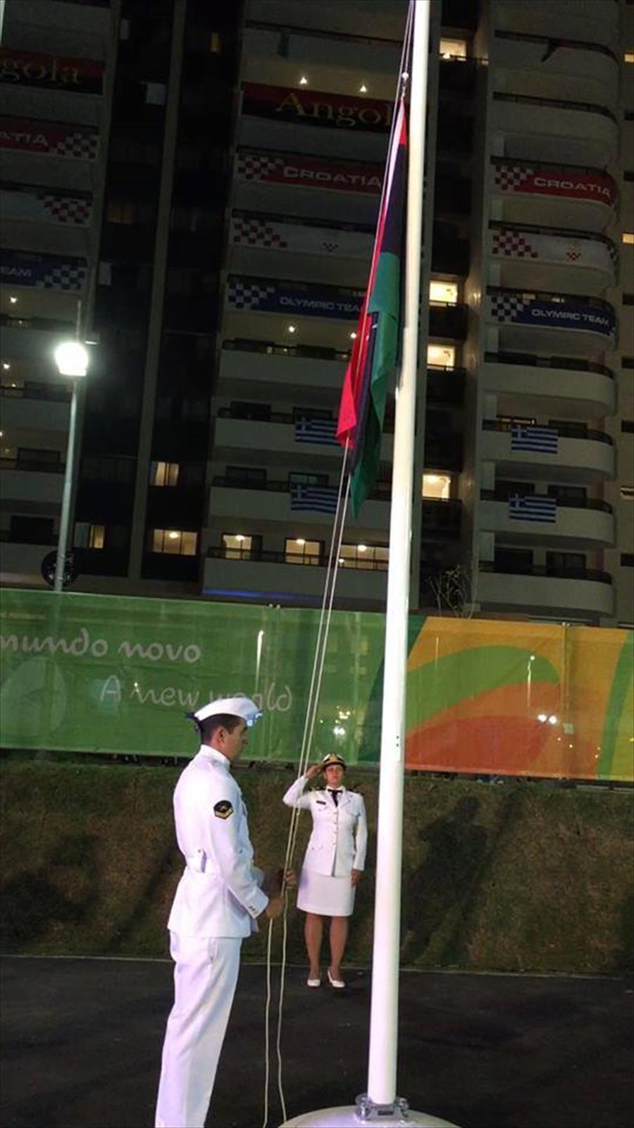 العداء محمد حريزي يحمل العلم الليبي في حفل افتتاح اولمبياد «ريو 2016 »