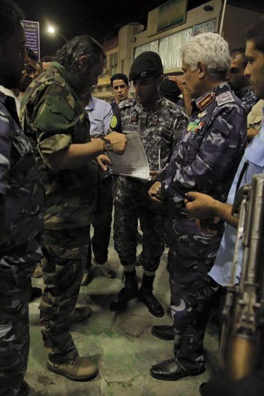 بالصور.. وزير الداخلية بالحكومة الموقتة يتفقد دوريات الأمن في بنغازي