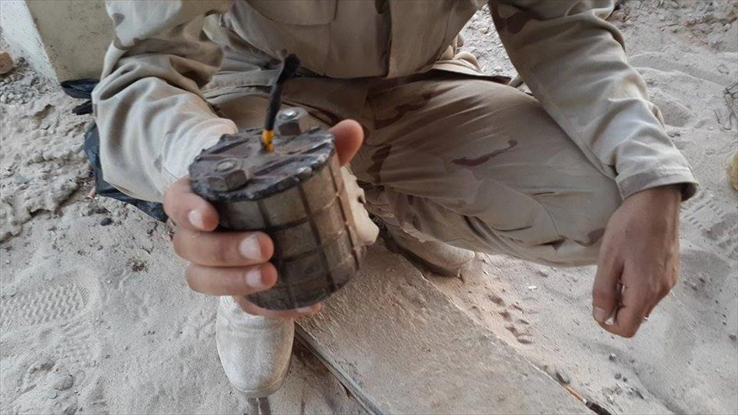 بالصور.. الهندسة العسكرية بالكتيبة «302» تفكك عبوات ناسفة غرب بنغازي