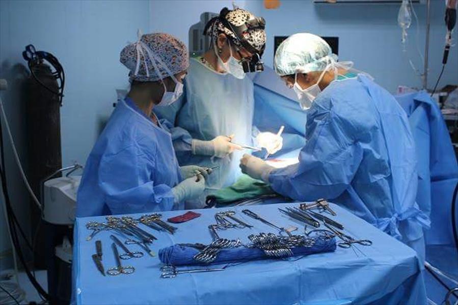 الفريق الأميركي يجري 220 عملية جراحية لأطفال مركز طبرق الطبي