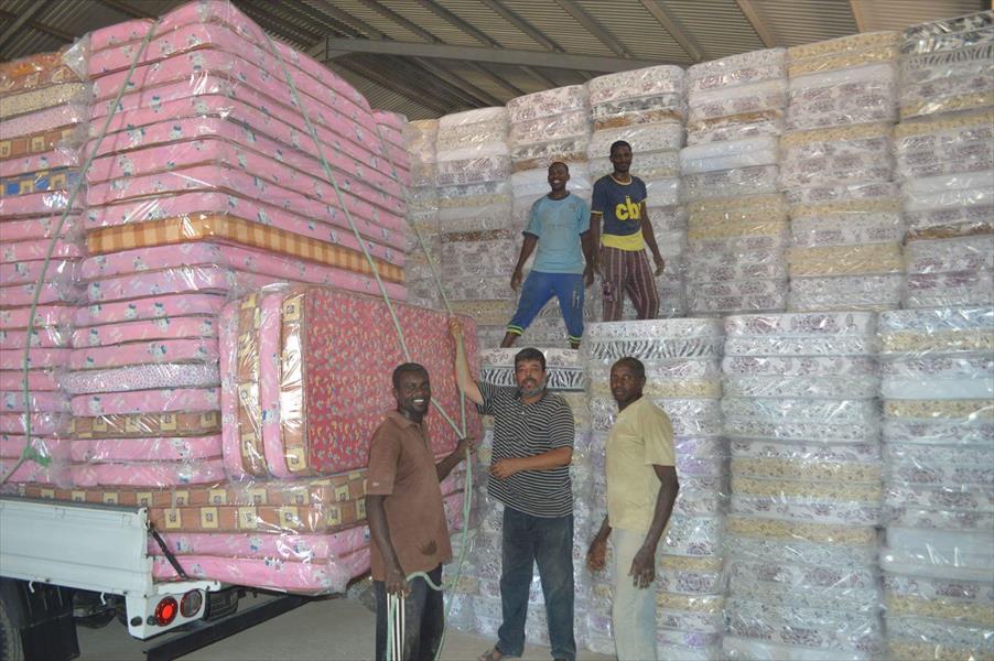 توزيع مساعدات على نازحي المناطق غير المحررة بالكامل في بنغازي