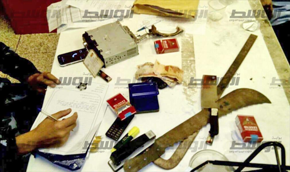 ضبط شخص يقوم بسرقة السيارات داخل مركز بنغازي الطبي