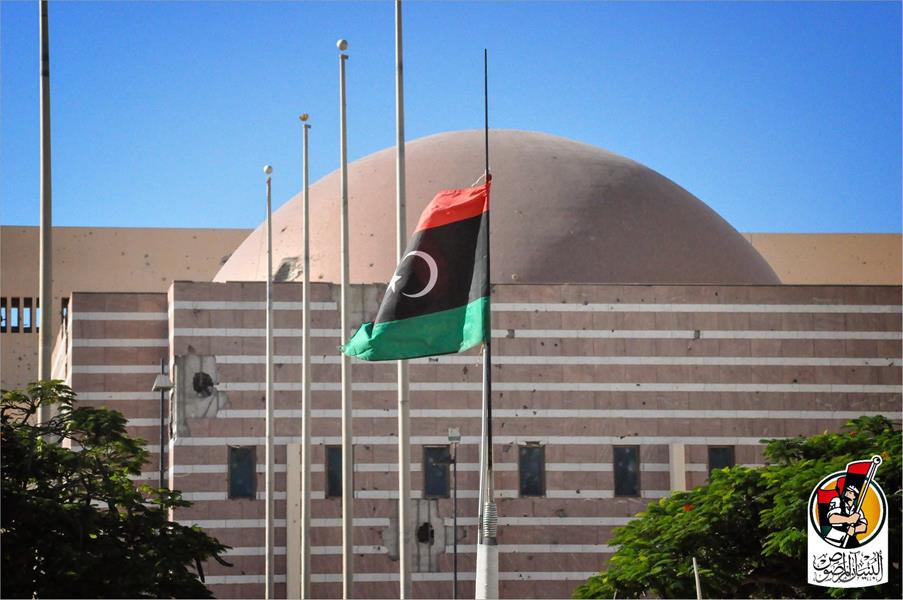 رفع علم الدولة الليبية فوق المؤسسات الحكومية بالمناطق المحررة في سرت