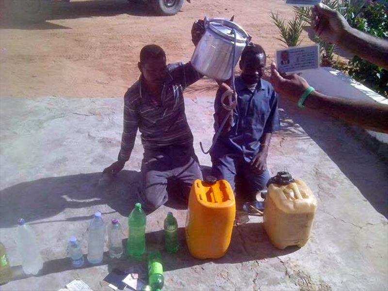 ضبط عصابة سودانية تقوم بتصنيع الخمور في الكفرة