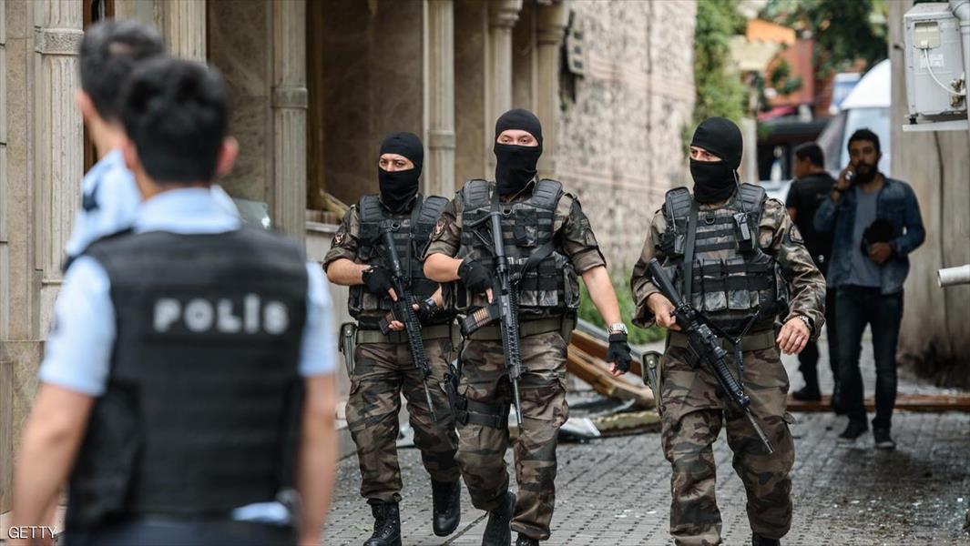 الشرطة التركية تفتش محاكم إسطنبول وتواصل الاعتقالات