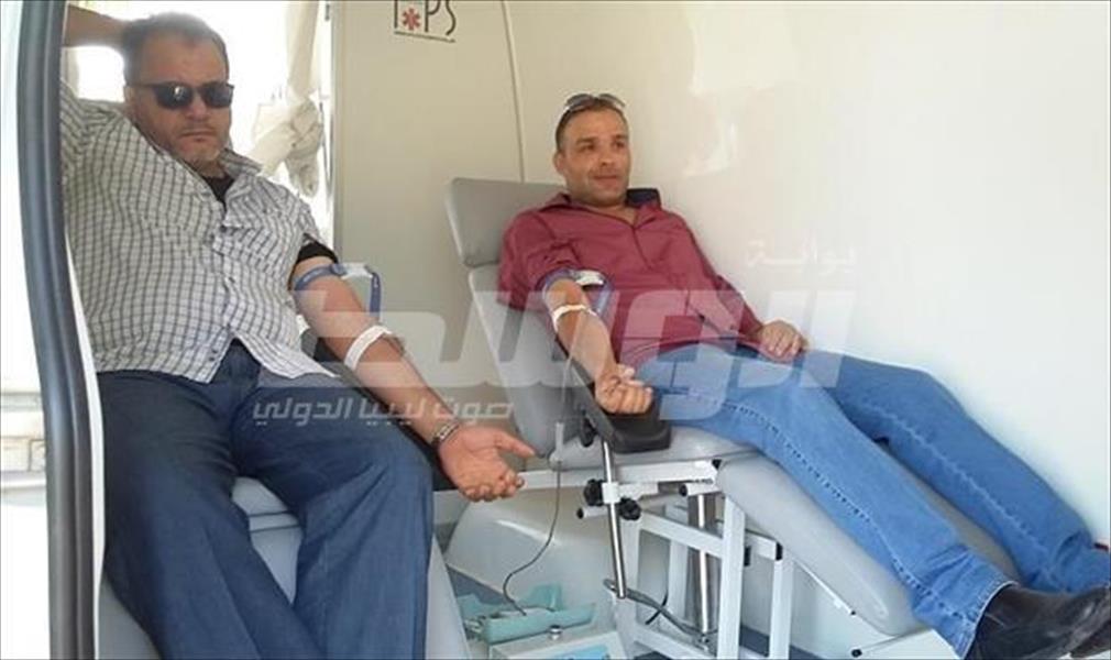 بالصور: إعلاميون ينظمون حملة تبرع بالدم في بنغازي