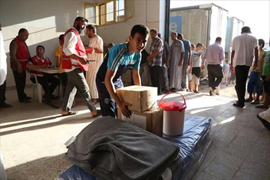 الهلال الأحمر يقدم مساعدات لمركز إيواء الهجرة غير الشرعية شرق بنغازي
