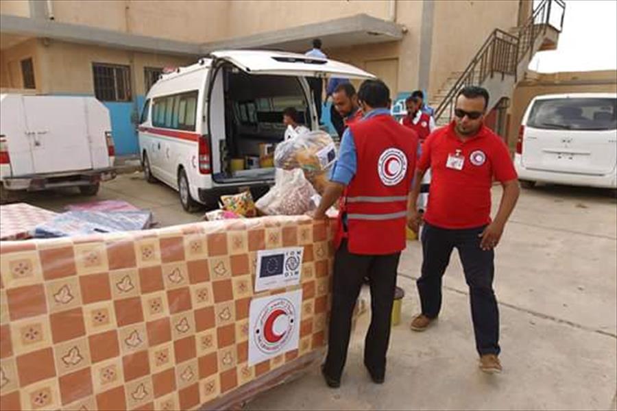 الهلال الأحمر يقدم مساعدات لمركز إيواء الهجرة غير الشرعية شرق بنغازي