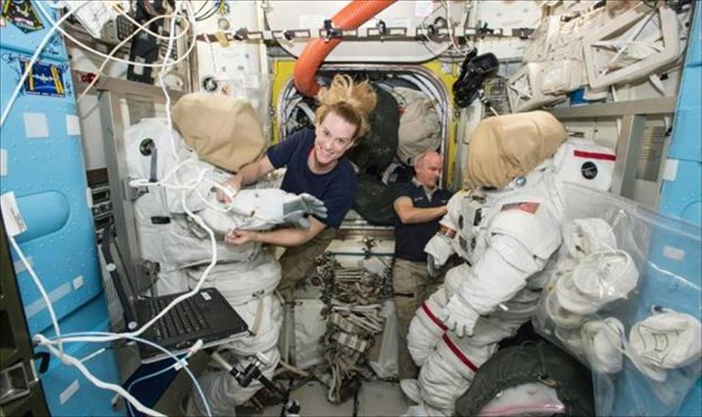 رائدان أميركيان يبدآن مهمة خارج محطة الفضاء الدولية