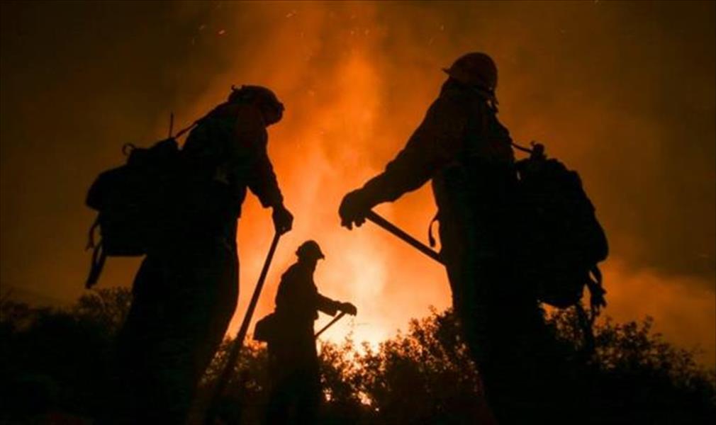17 ألف رجل إطفاء يشاركون في إخماد «حرائق هائلة» في أميركا