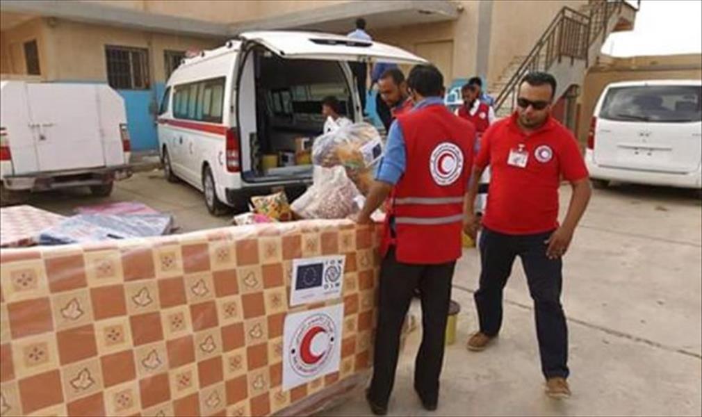 «الهلال الأحمر» تقدم مساعدات لمركز إيواء الهجرة غير شرعية في بنغازي