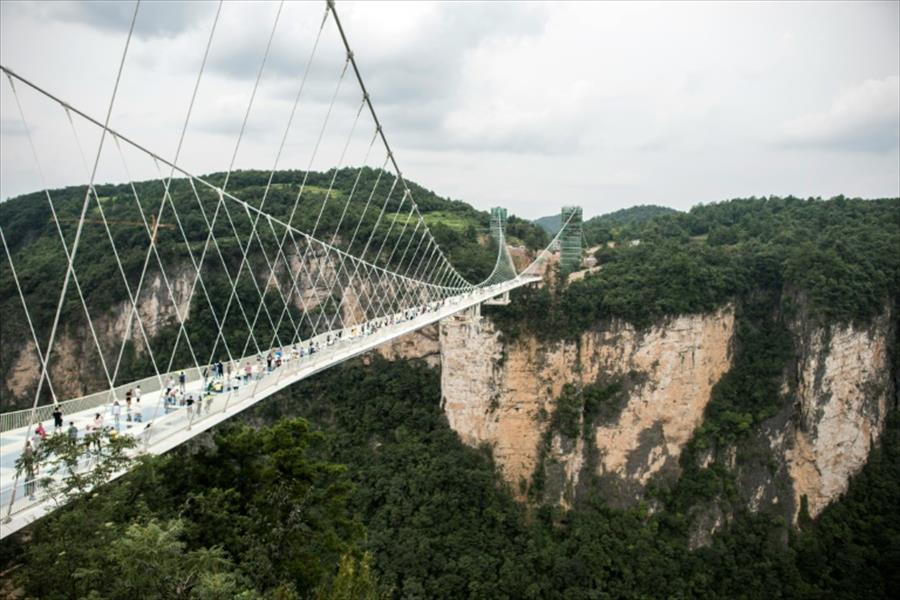 افتتاح أطول جسر زجاجي للمشاة في العالم