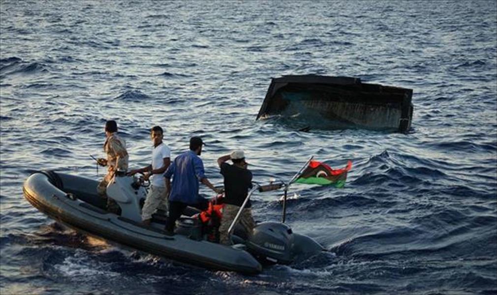 البحرية الليبية تسيطر على جرافة تنقل أسلحة وذخائر غرب بنغازي