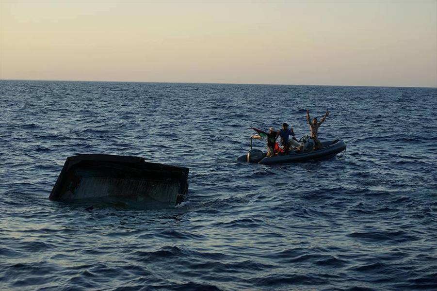 البحرية الليبية تسيطر على جرافة تنقل أسلحة وذخائر غرب بنغازي