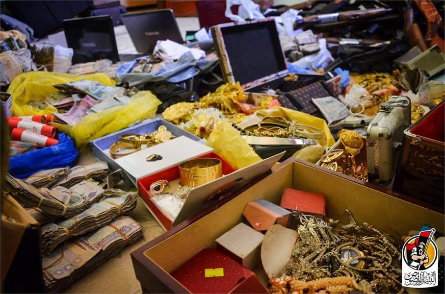 بالصور: العثور على ذهب وأموال وأسلحة بمقر «ديوان الحسبة» في سرت