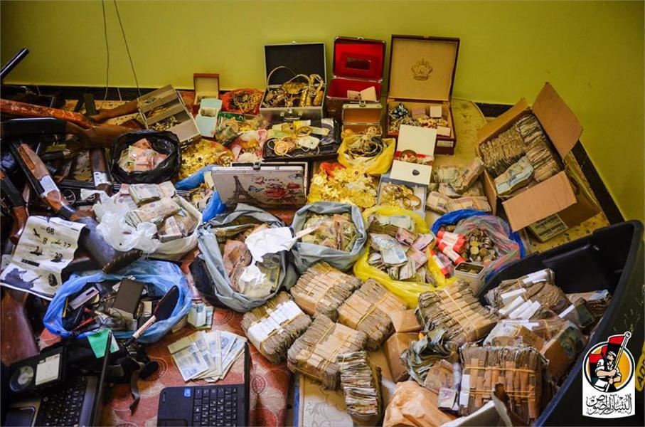 بالصور: العثور على ذهب وأموال وأسلحة بمقر «ديوان الحسبة» في سرت