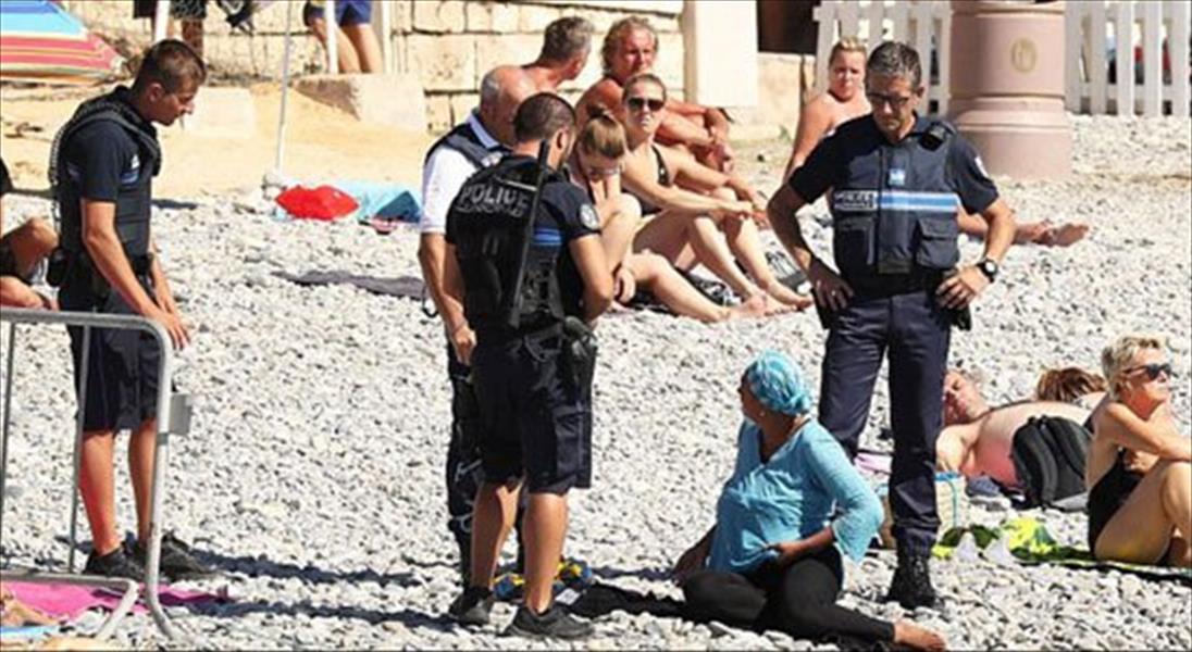 بالصور: الشرطة الفرنسية تجبر امرأة على نزع «البوركيني» على الشاطئ