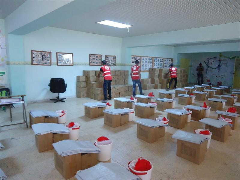 «الهلال الأحمر» يوزع مساعدات إنسانية للنازحين في شحات