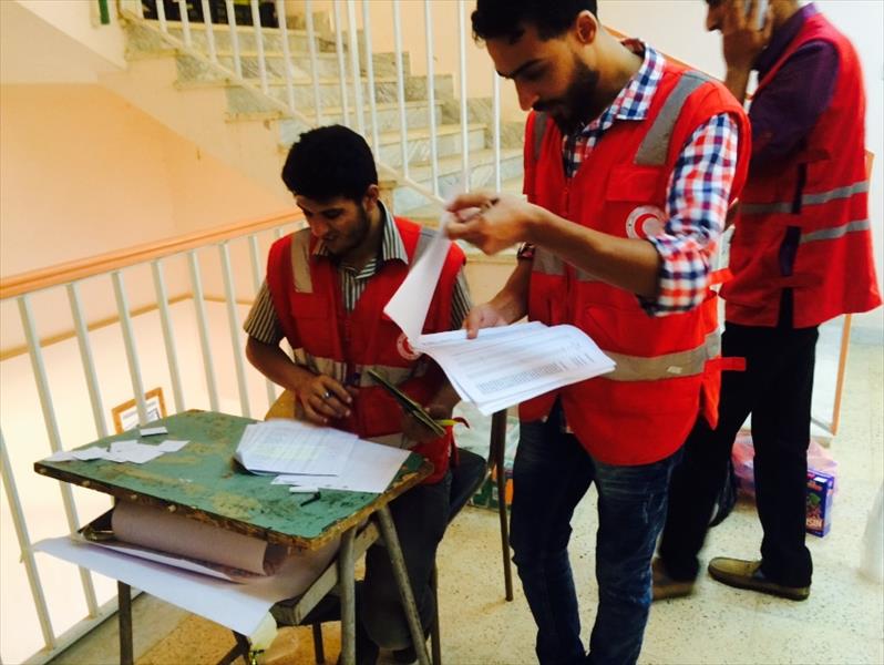 «الهلال الأحمر» يوزع مساعدات إنسانية للنازحين في شحات