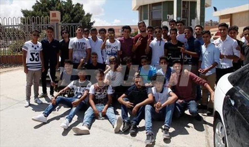 طلاب الثانوية يتظاهرون في بنغازي.. واشتيوي يرد على وقائع تسريب الامتحانات