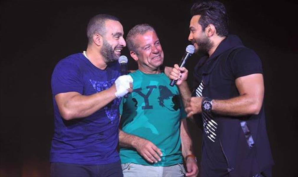 بالصور: تامر حسني يفاجئ جمهوره بالسقا وشريف منير