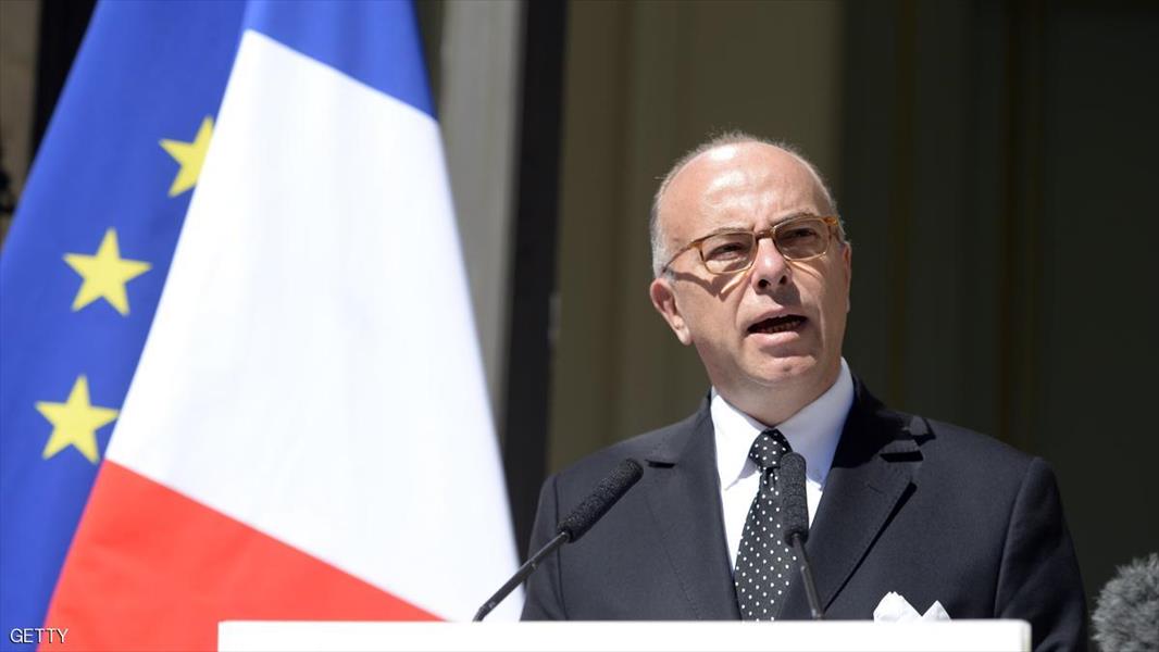 وزير الداخلية الفرنسي يحذر من تداعيات إقرار قانون «البوركيني»