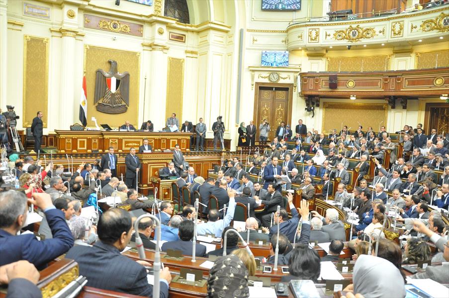 البرلمان المصري يقر «القيمة المضافة» ويفتح الباب لقرض الصندوق