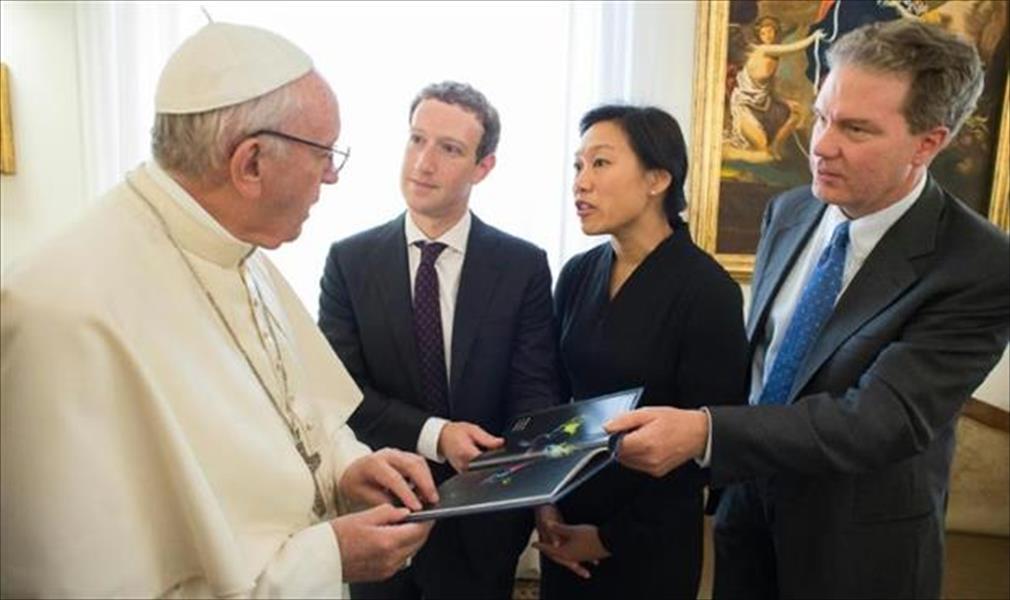 بابا الفاتيكان ومؤسس «فيسبوك» يتفقان على دعم الفقراء