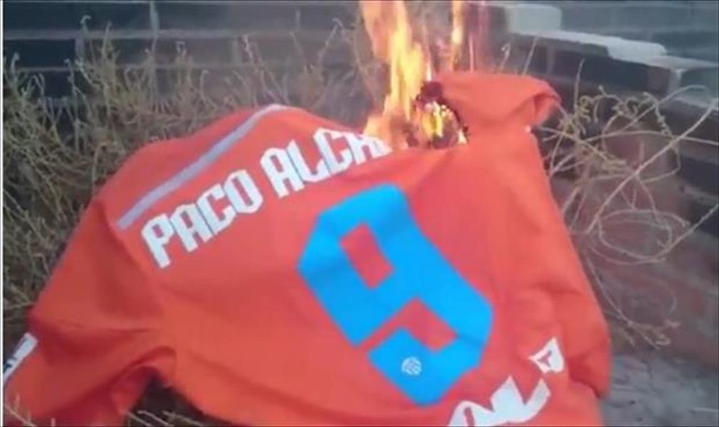 جماهير إسبانية تحرق قميص لاعب برشلونة