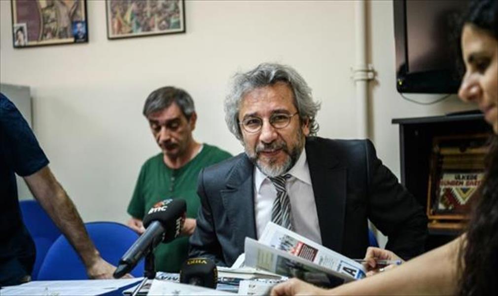 منع زوجة الصحافي المعارض جان دوندار من مغادرة تركيا