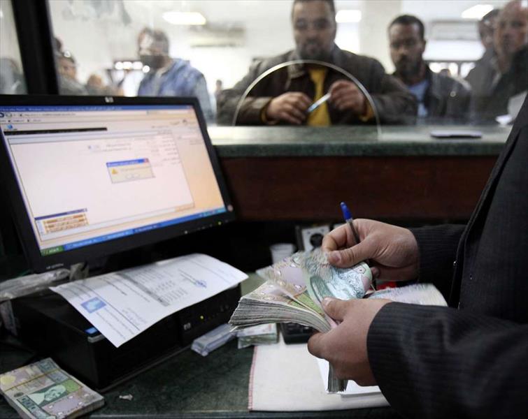 وزارة مالية الوفاق تبحث إعادة النظر في مرتبات موظفي الدولة الليبية