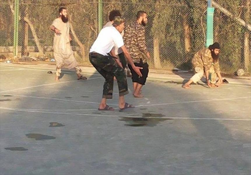 بالصور: داعش يطبق القصاص في الملعب بدلاً من قوانين فيفا